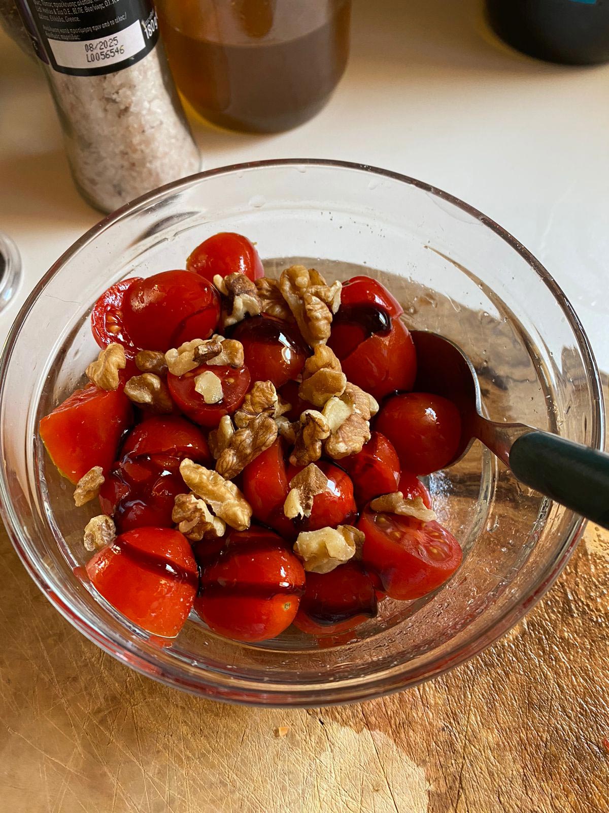 Tomatoe & Walnut Salad - Live Essences